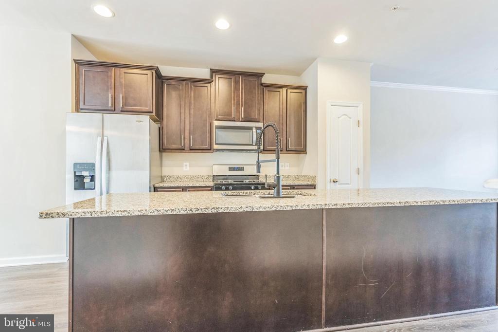 8225 HOLLOW COURT
