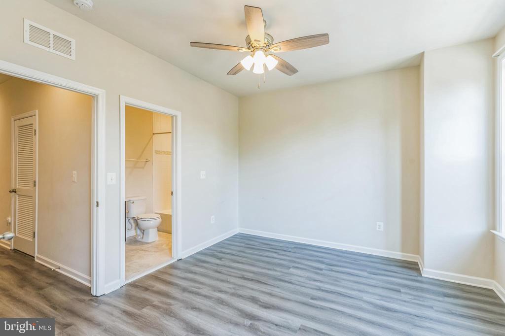 8225 HOLLOW COURT