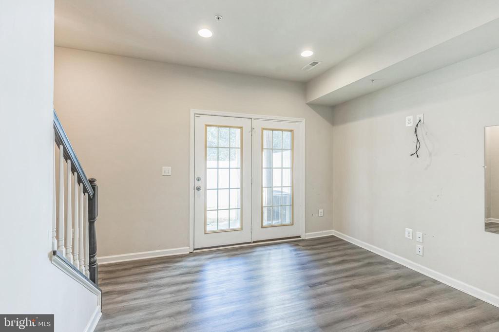 8225 HOLLOW COURT