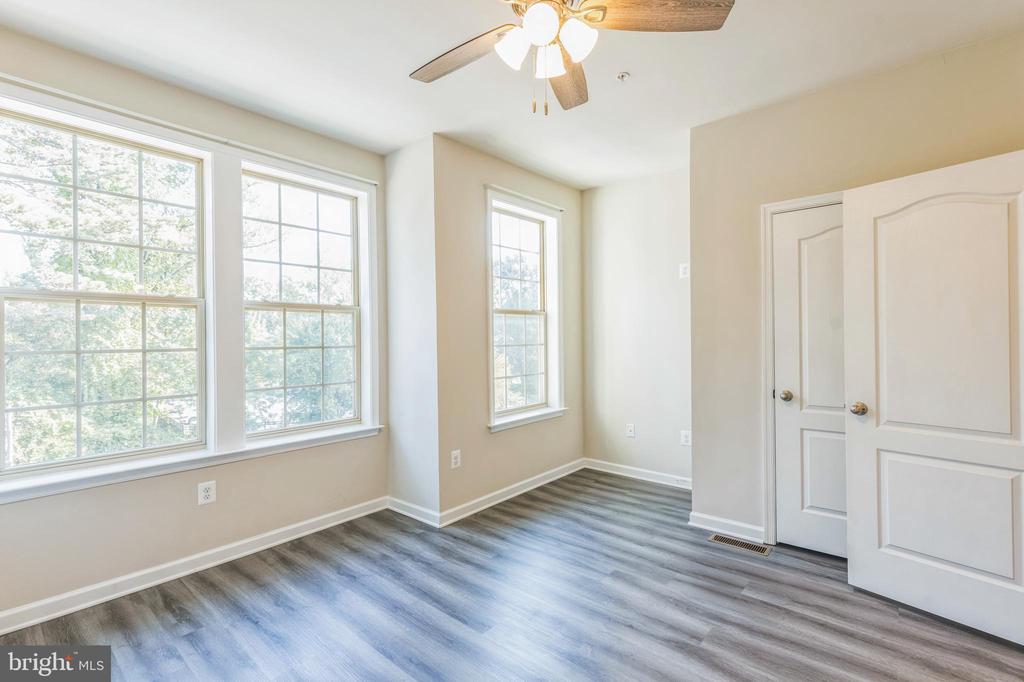 8225 HOLLOW COURT