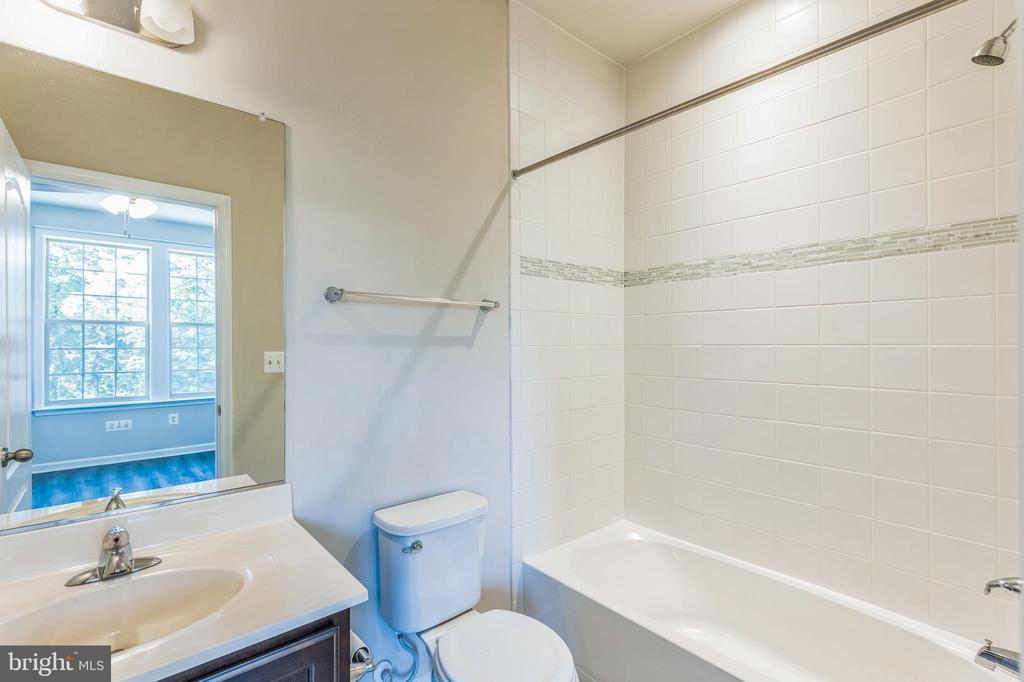 8225 HOLLOW COURT