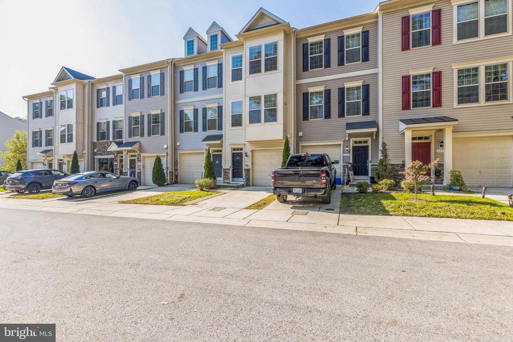 8225 HOLLOW COURT