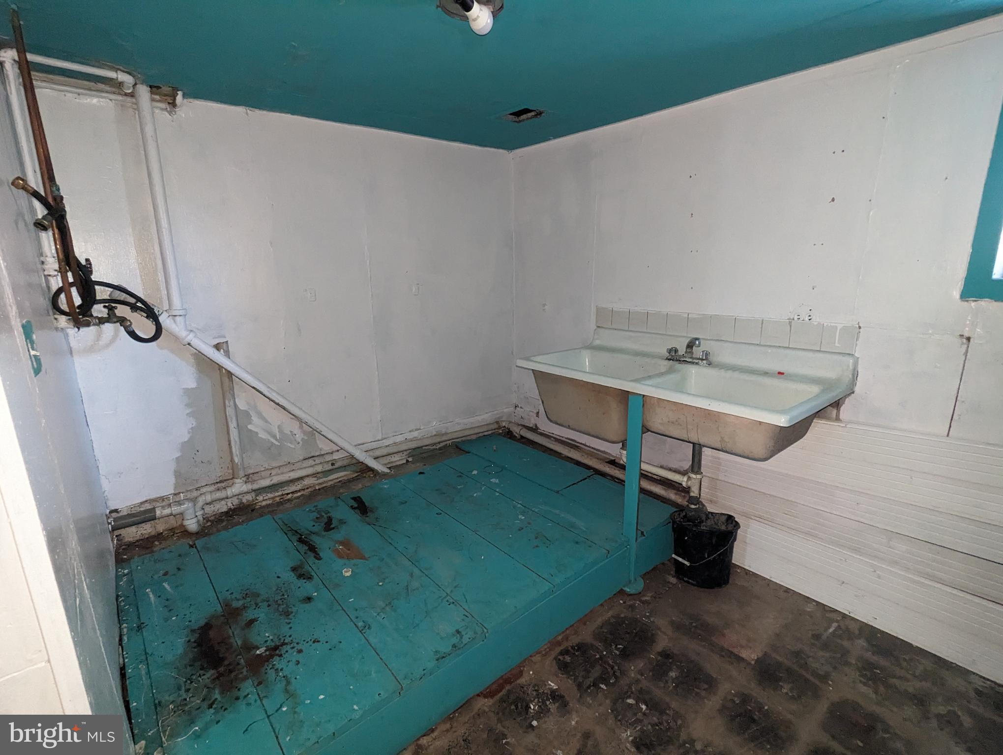 1205 N ELLWOOD AVENUE