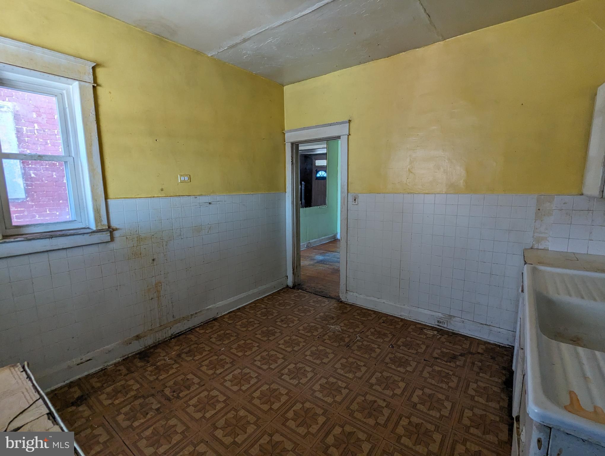 1205 N ELLWOOD AVENUE