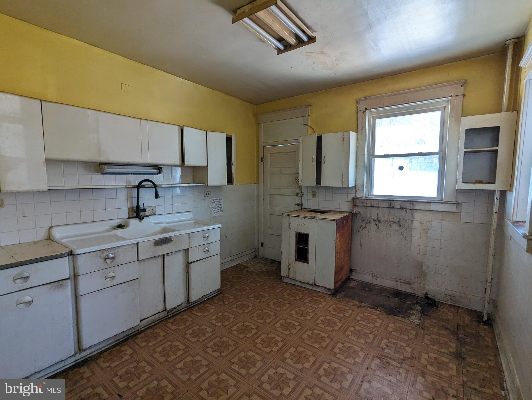 1205 N ELLWOOD AVENUE