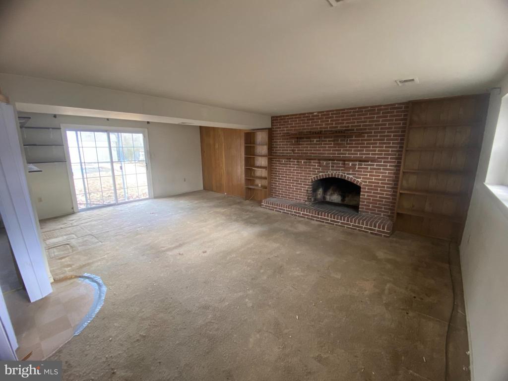 4006 BREWSTER LANE