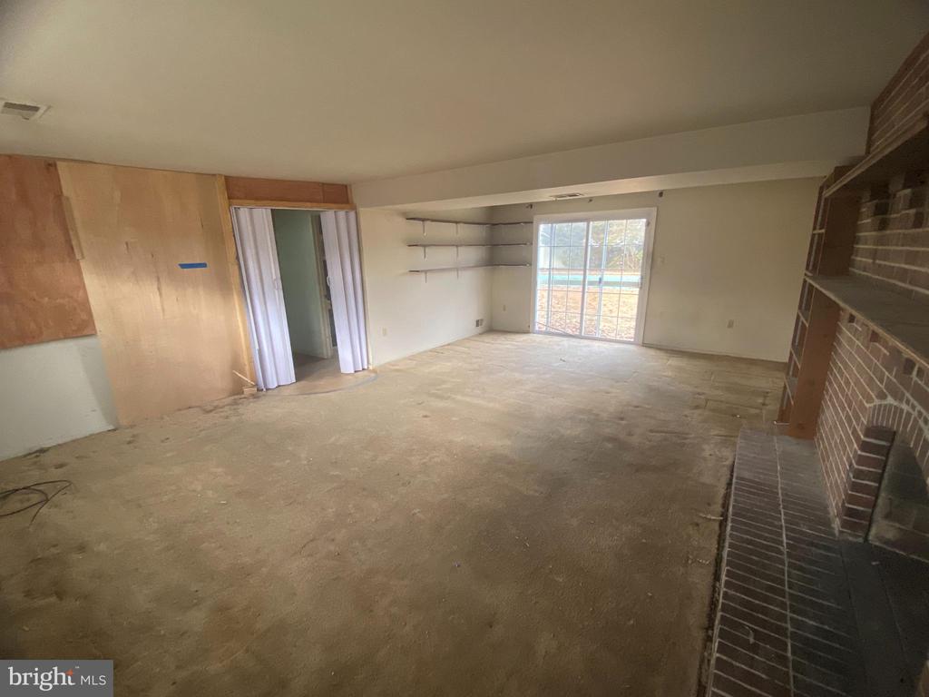 4006 BREWSTER LANE