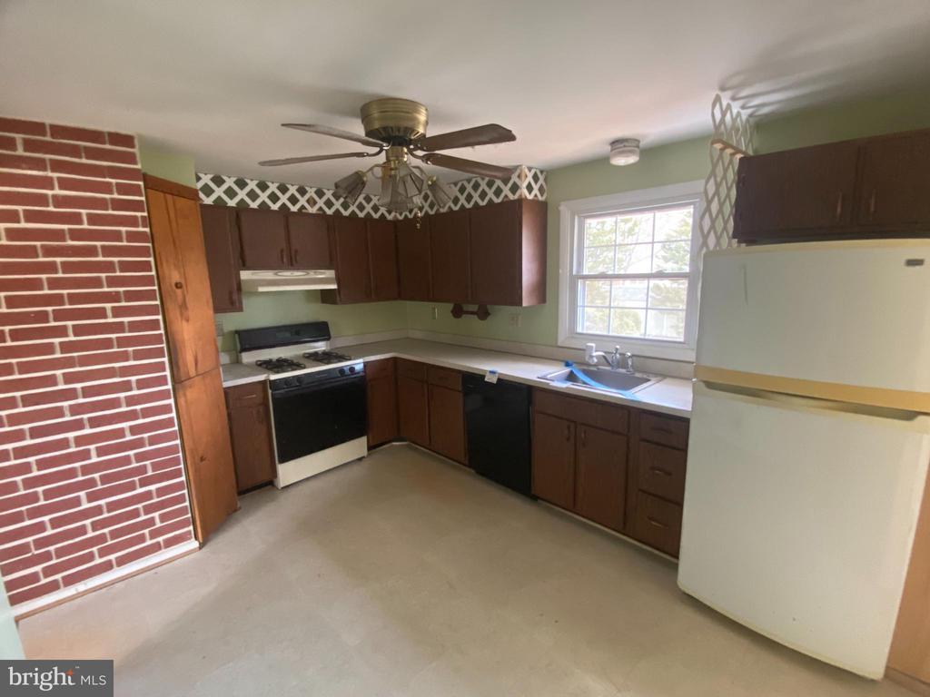 4006 BREWSTER LANE