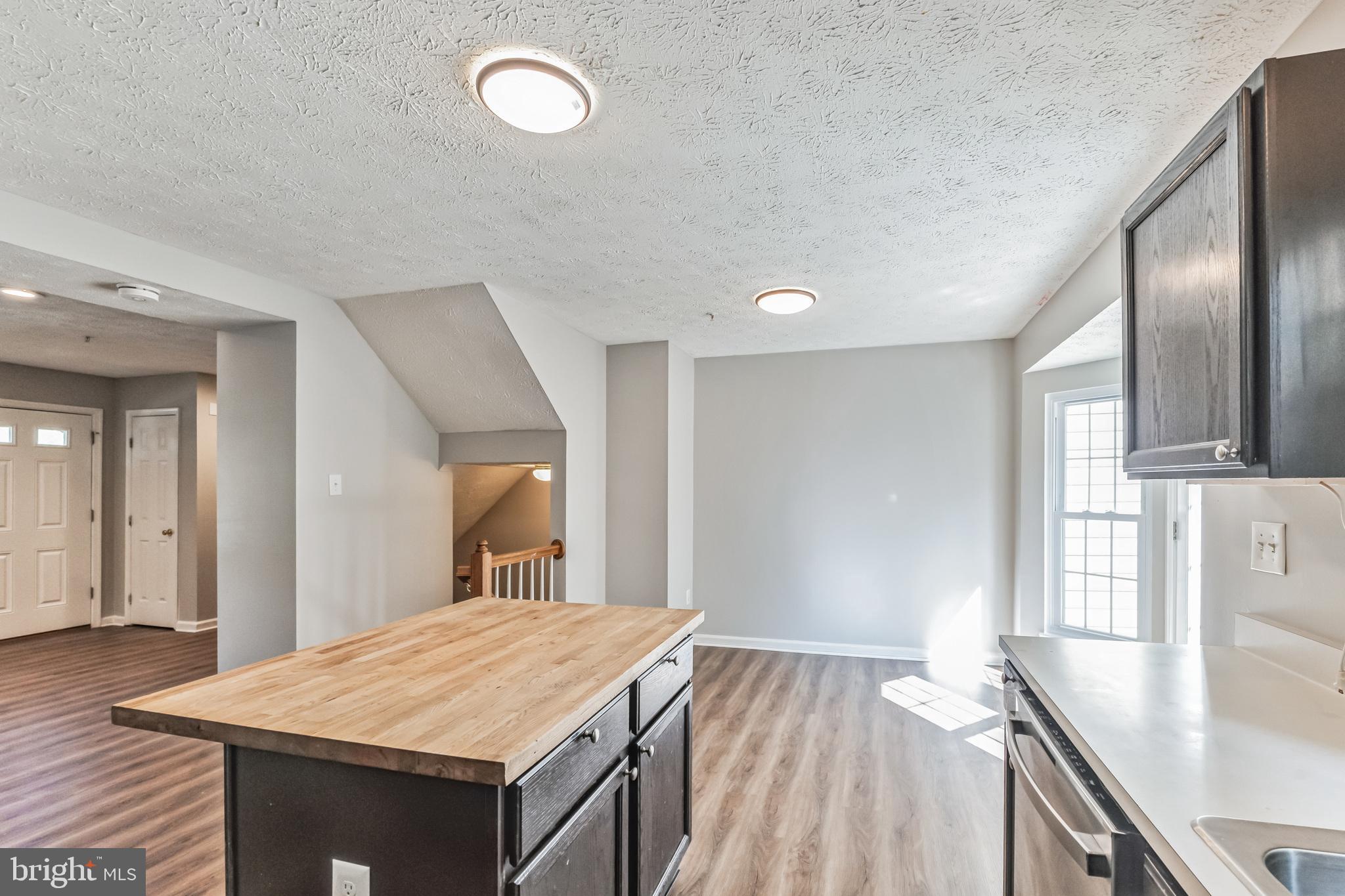 8728 CRESTHILL COURT