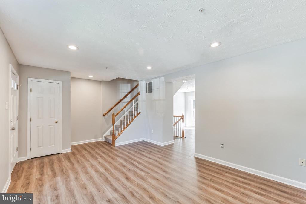 8728 CRESTHILL COURT