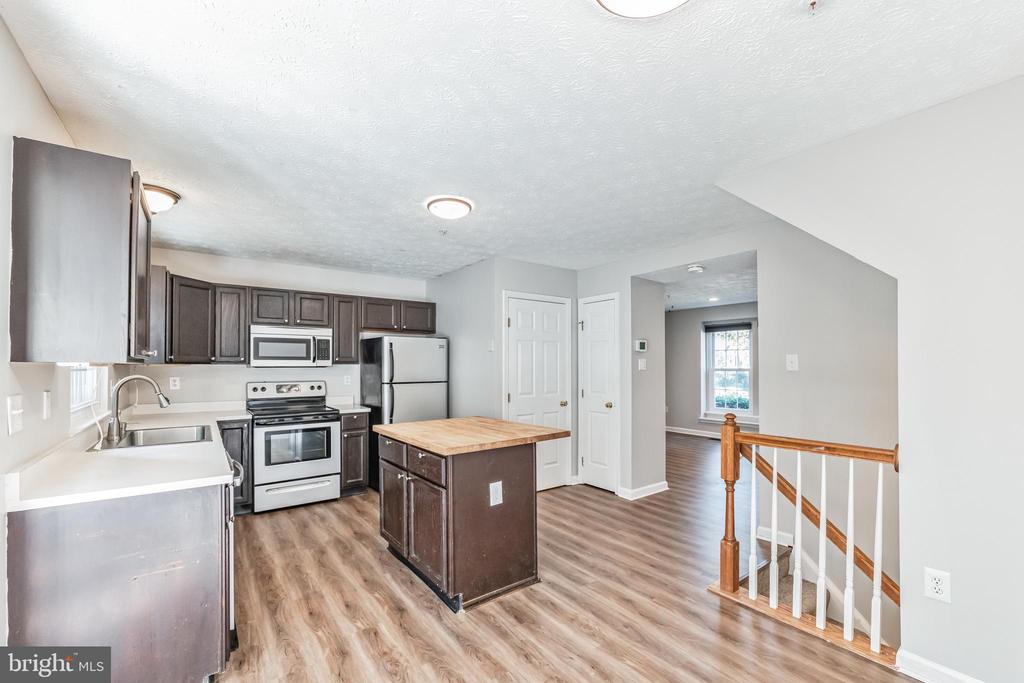 8728 CRESTHILL COURT