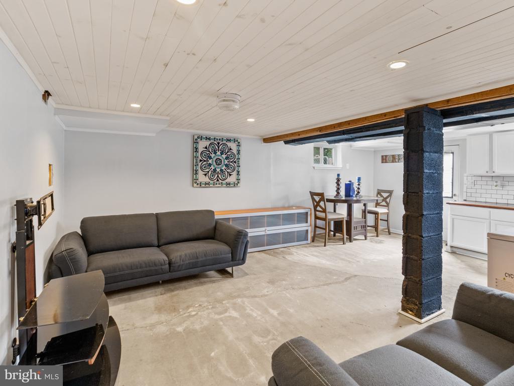 9009 TAYLOR LANE