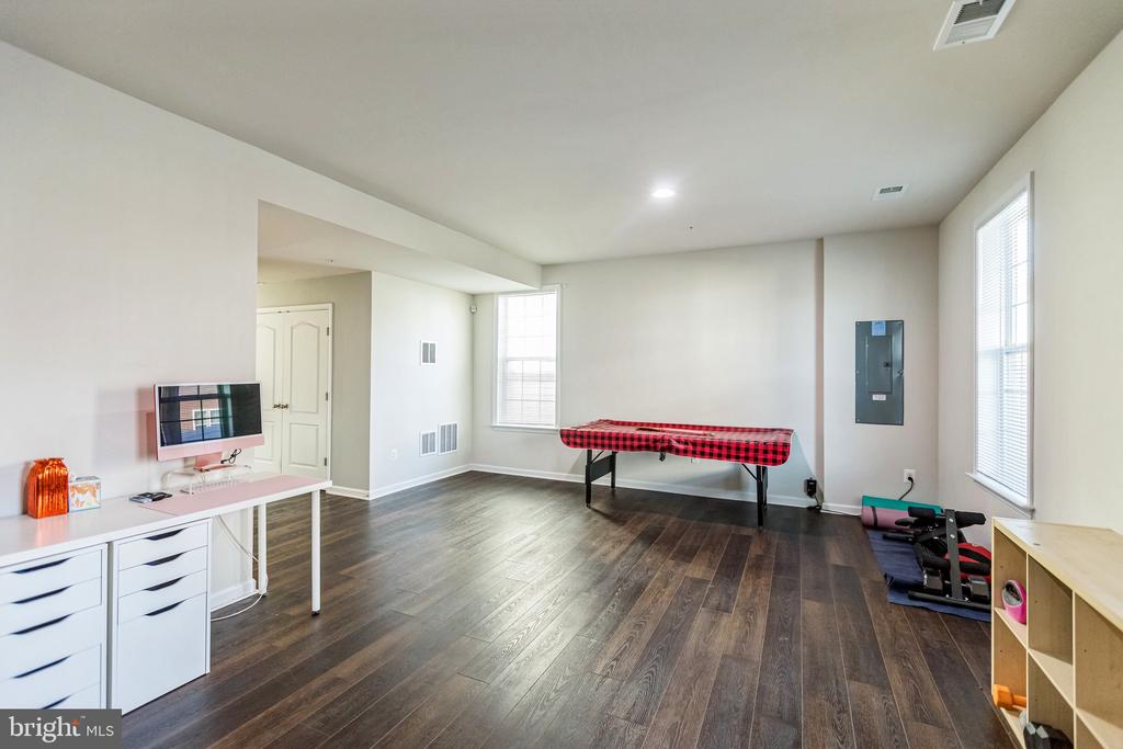 9067 FOX STREAM WAY