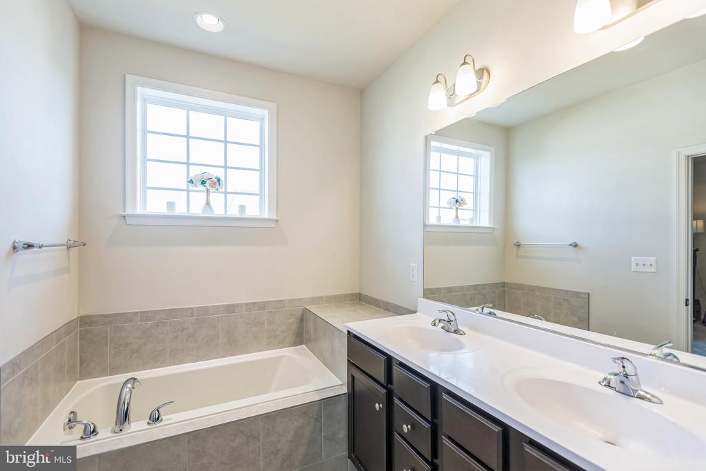 9067 FOX STREAM WAY