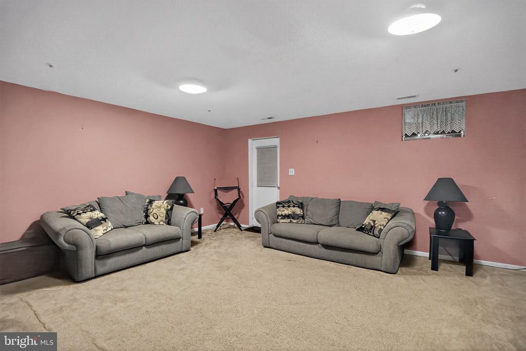 6807 HOLLY BERRY COURT