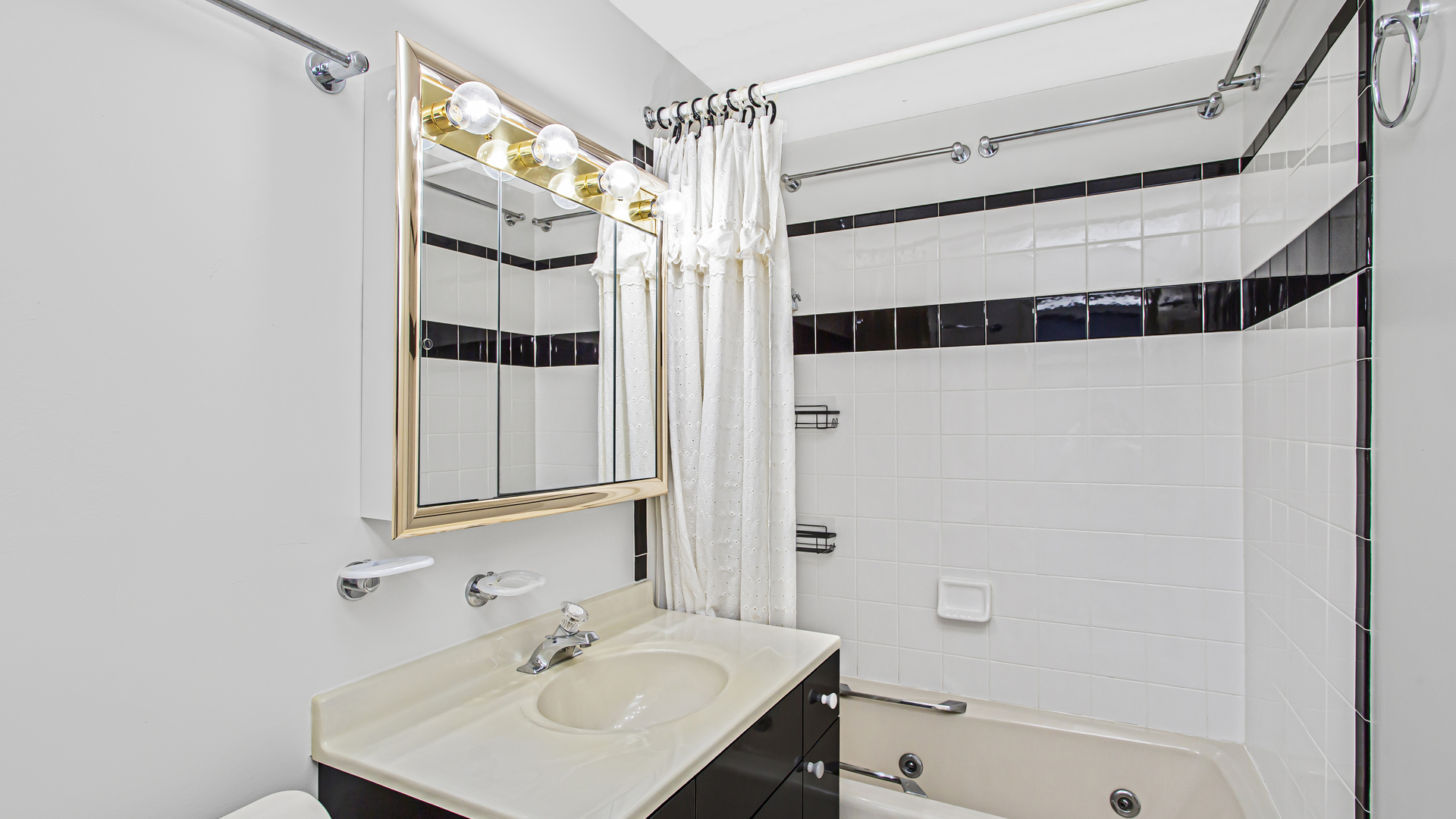 702 E Algonquin Road Unit: K209