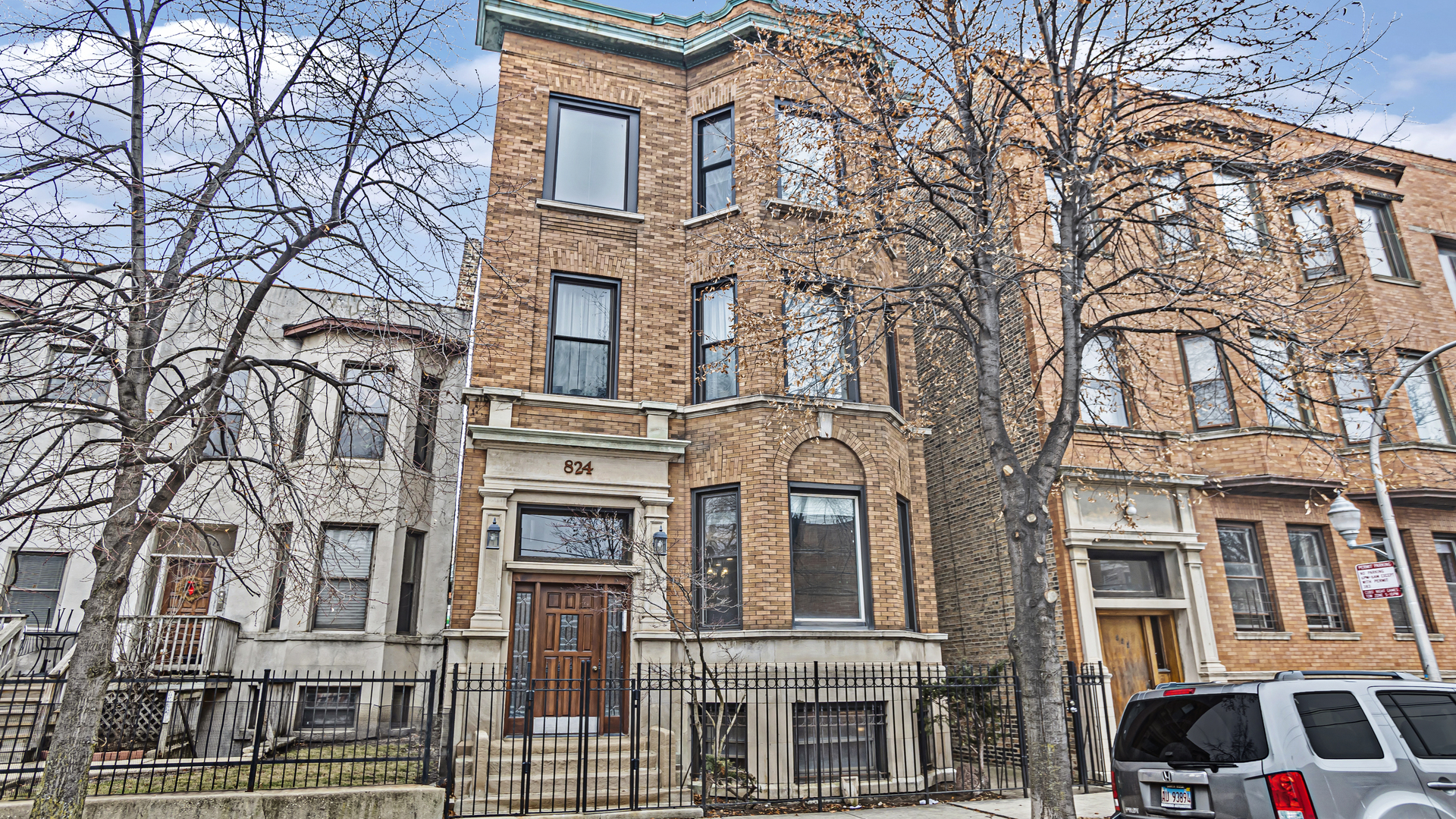 824 W Dakin Street Unit: 1