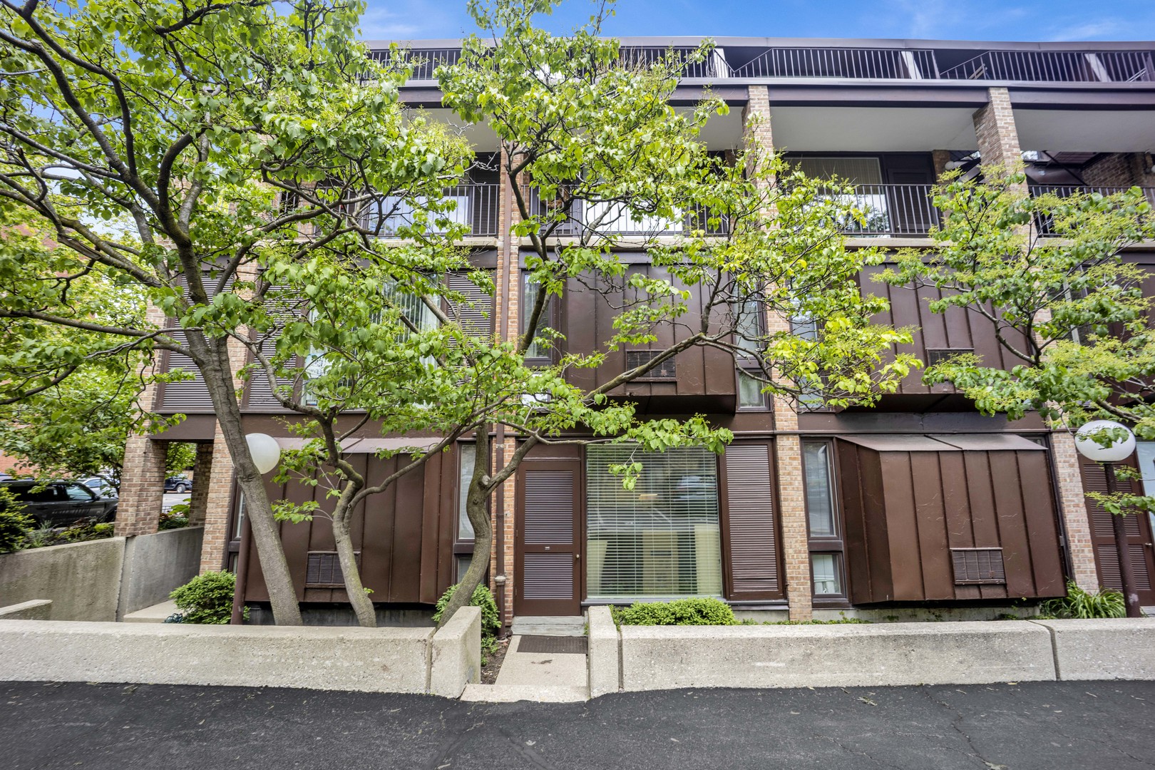 235 W Eugenie Street Unit: G10