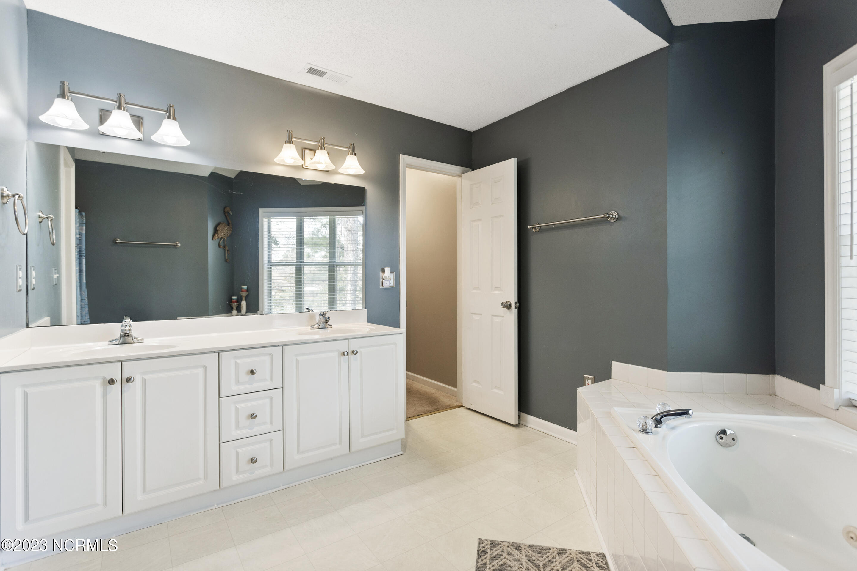 4115 Breezewood Drive, 204