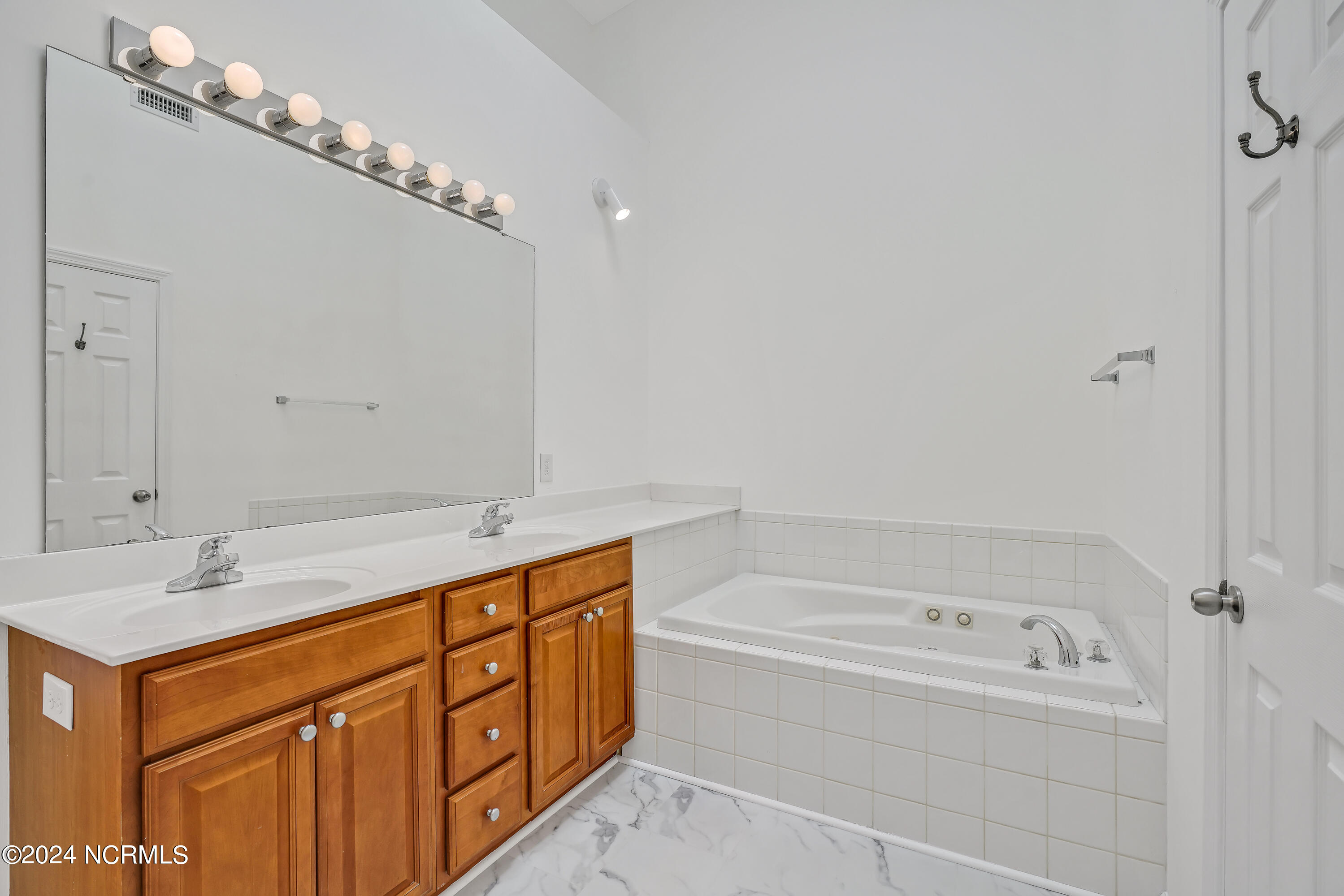 213 Fullford Lane, 204