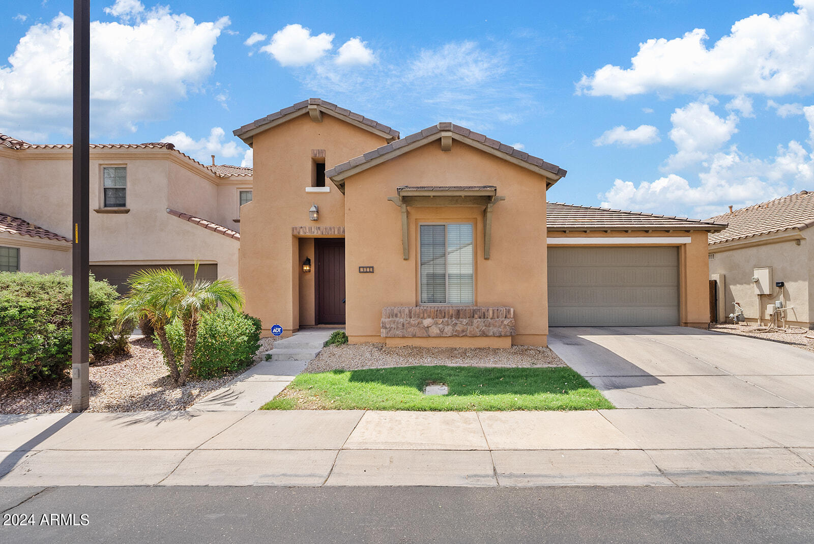 311 W WISTERIA Place