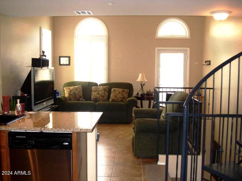 2637 S HARMONY Avenue