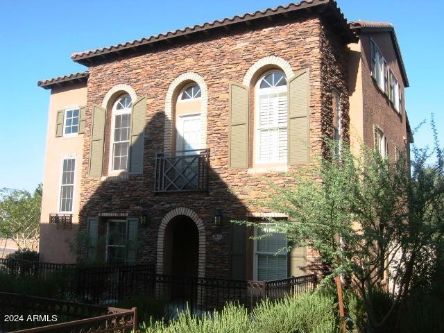 2637 S HARMONY Avenue