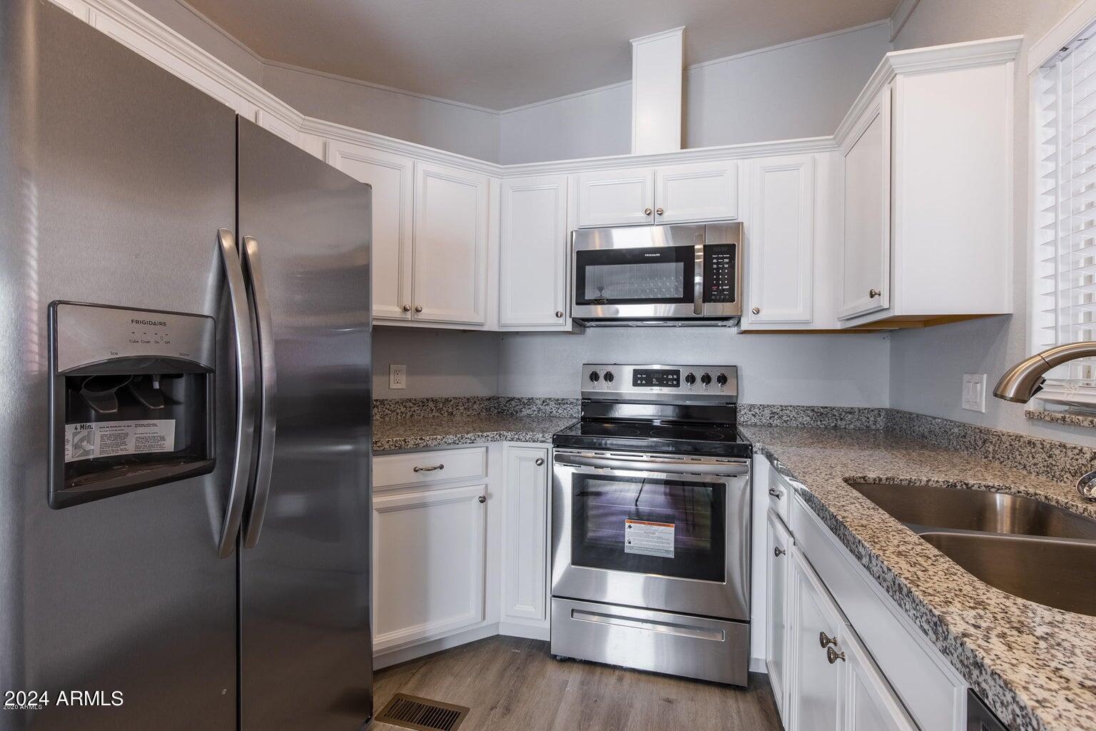 1864 E AUGUSTA Avenue