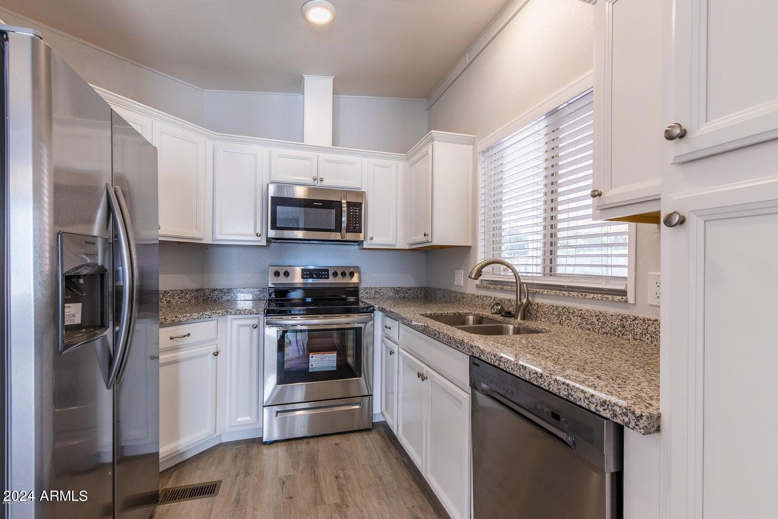 1864 E AUGUSTA Avenue