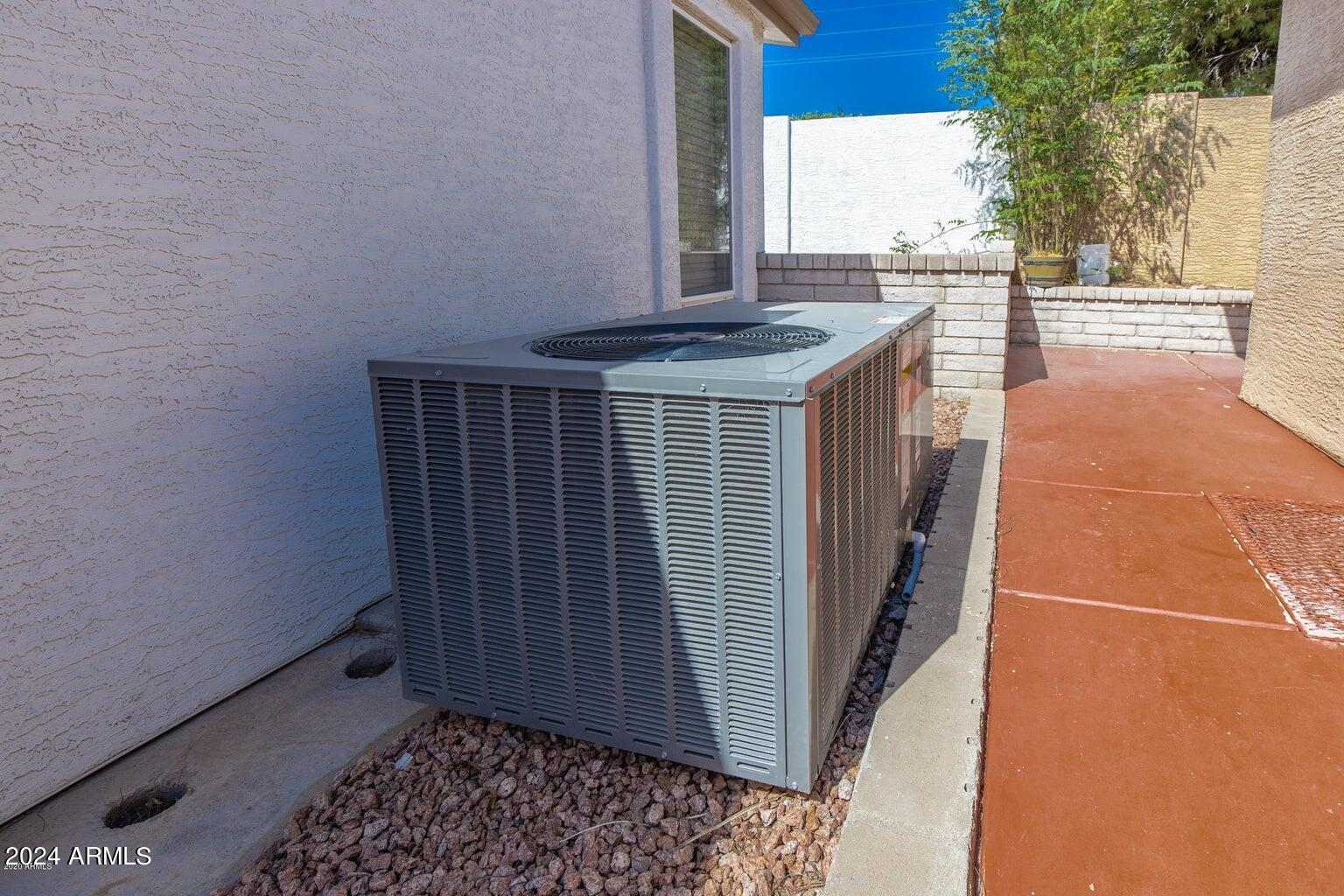 1864 E AUGUSTA Avenue