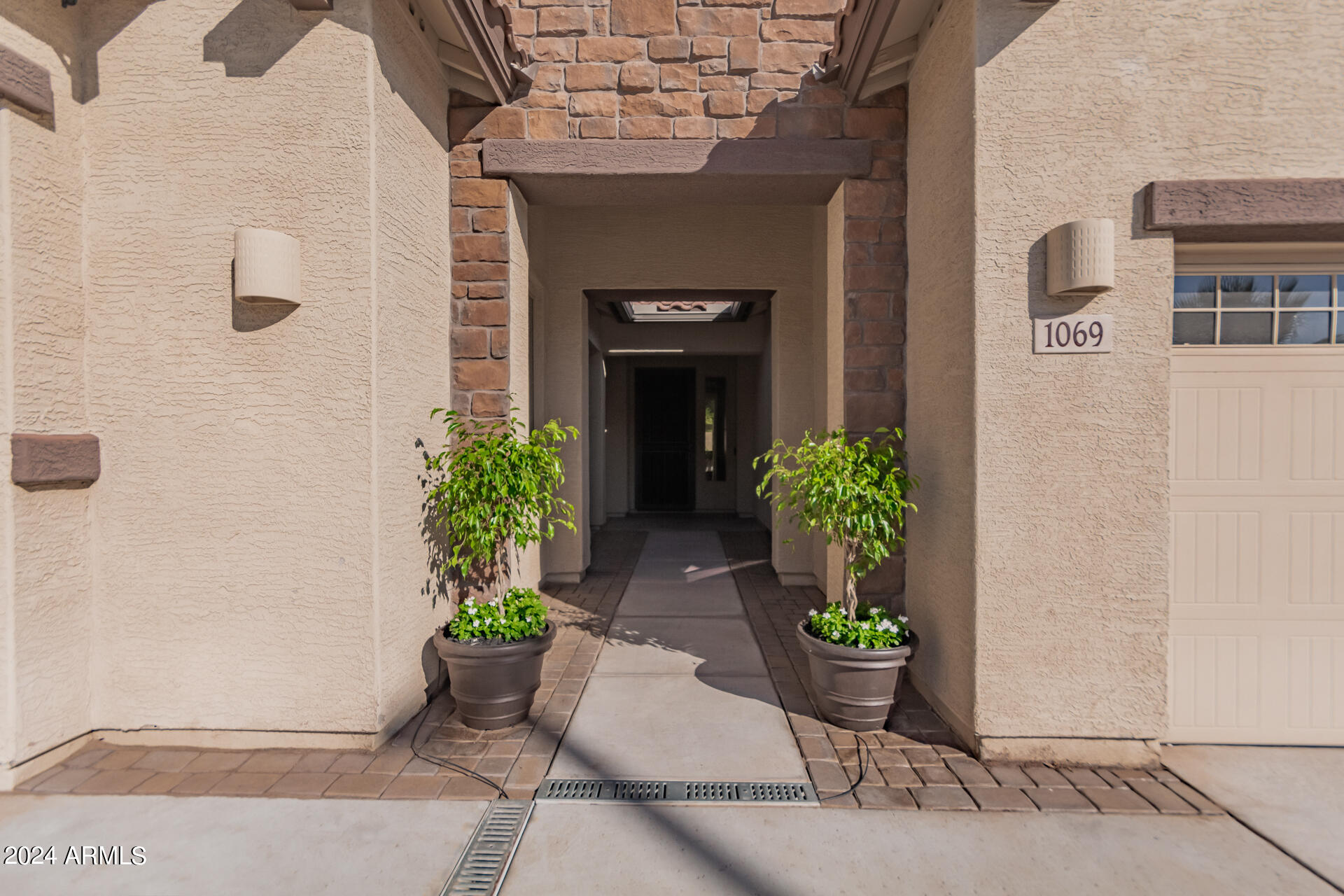 1069 E PERIWINKLE Way