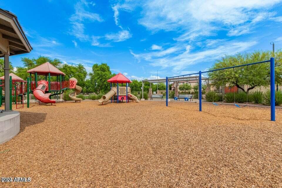 1069 E PERIWINKLE Way