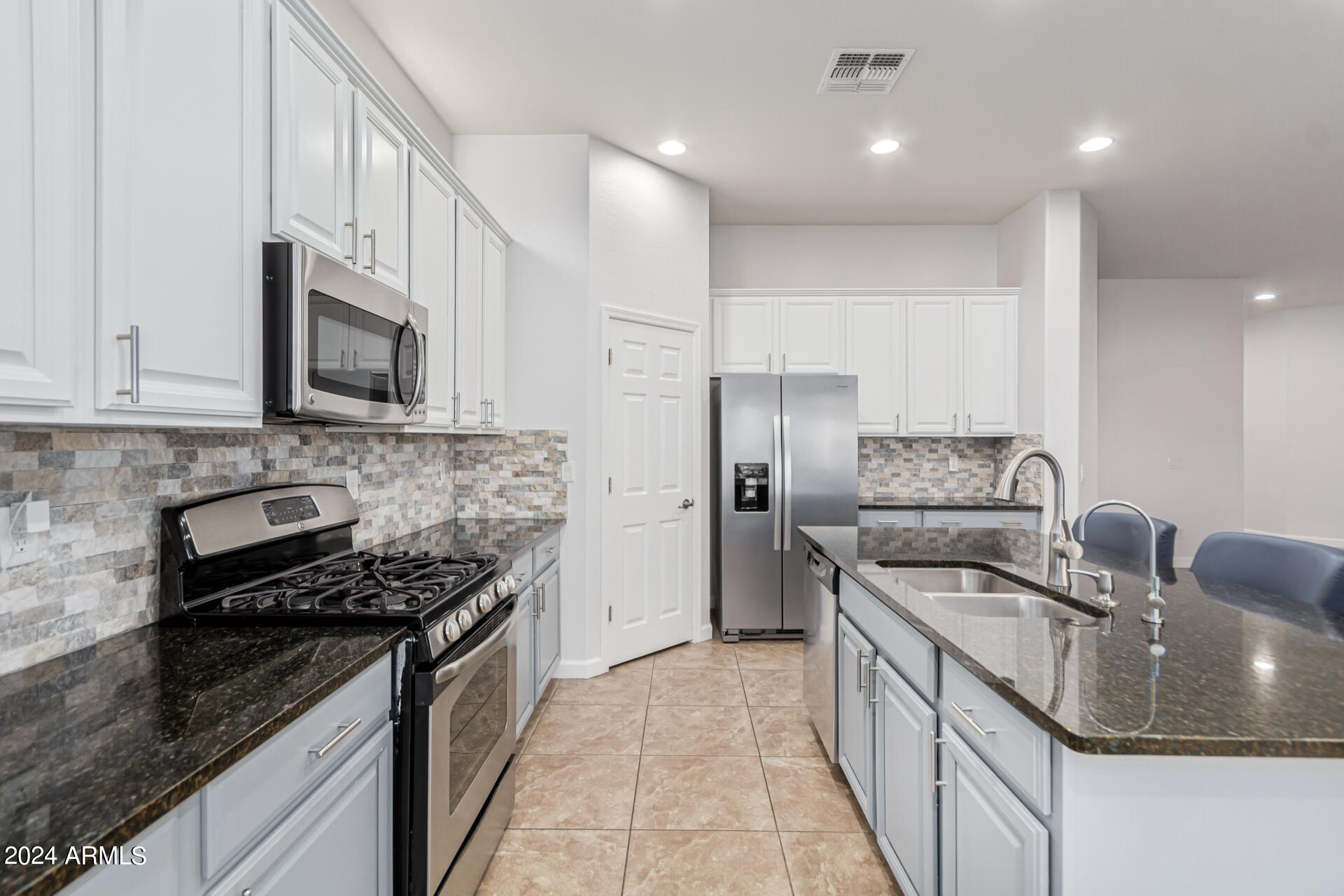 1069 E PERIWINKLE Way