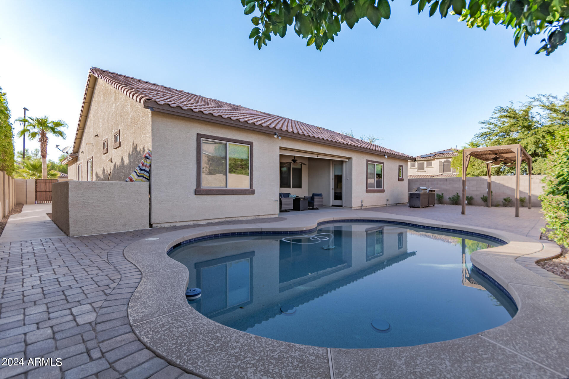 1069 E PERIWINKLE Way