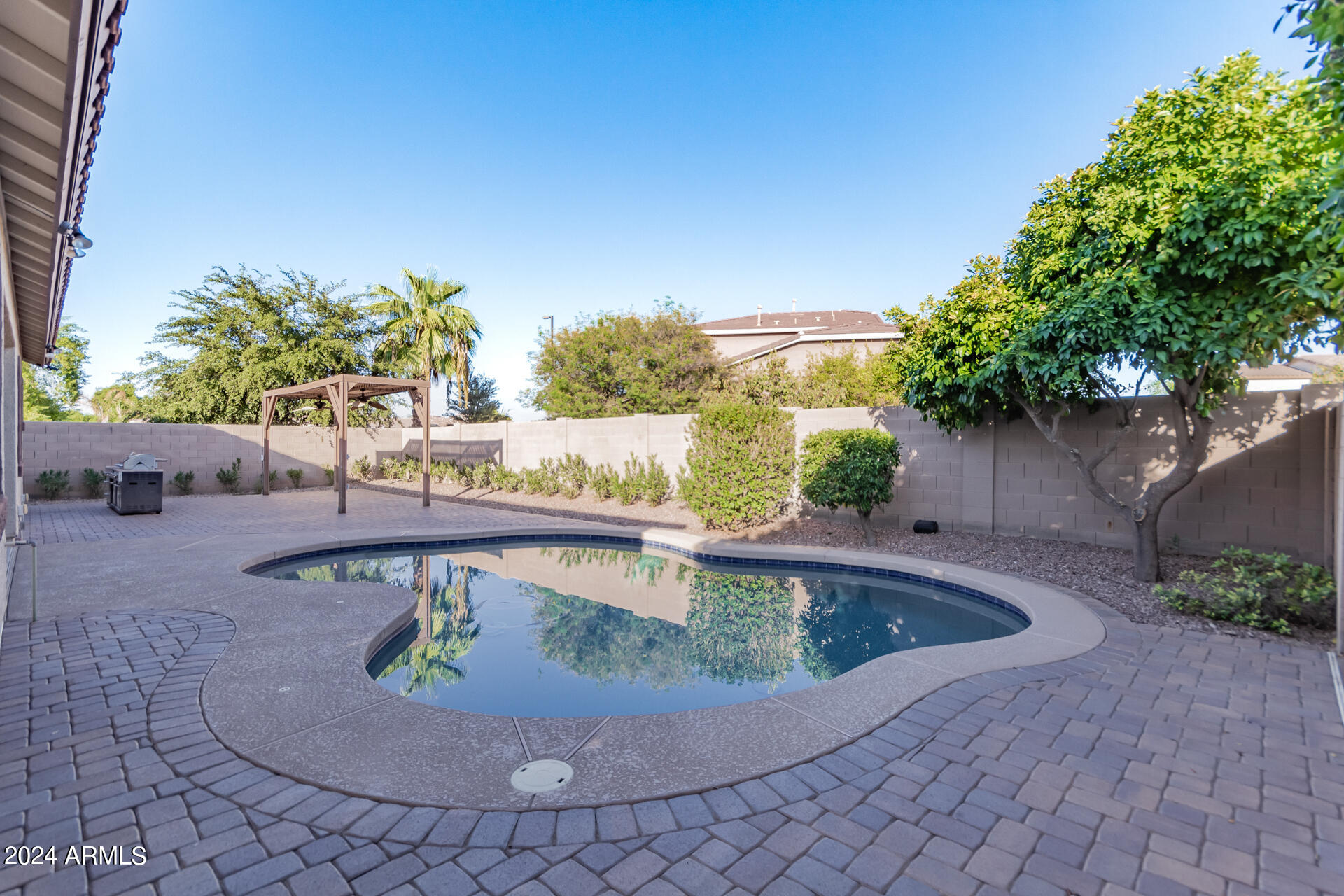 1069 E PERIWINKLE Way