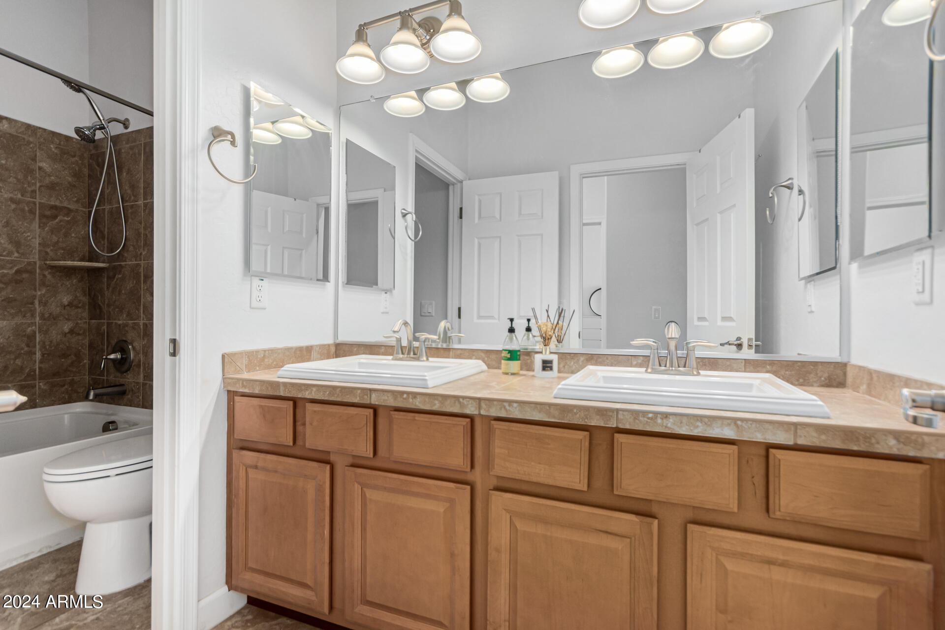 1069 E PERIWINKLE Way