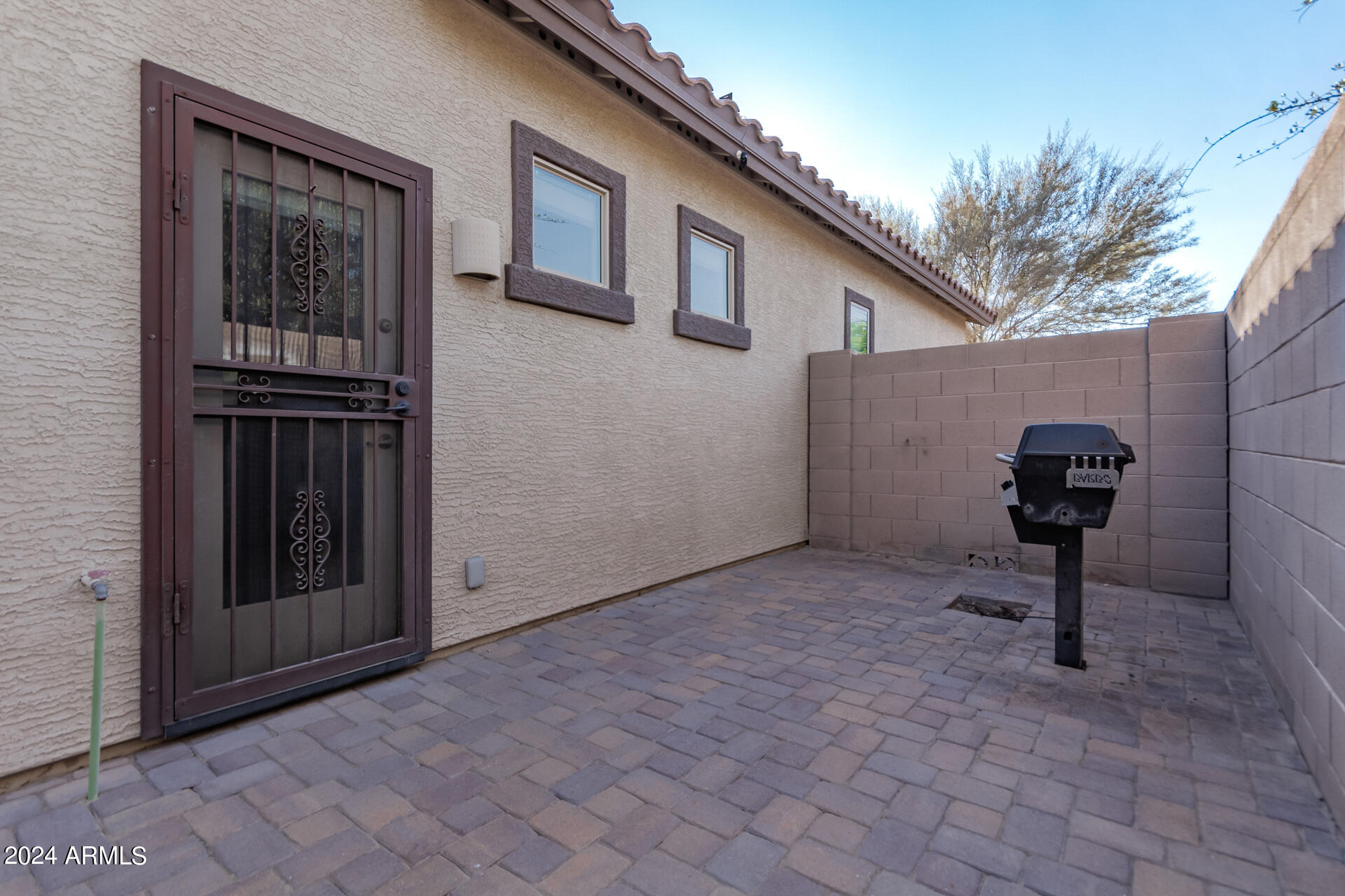 1069 E PERIWINKLE Way