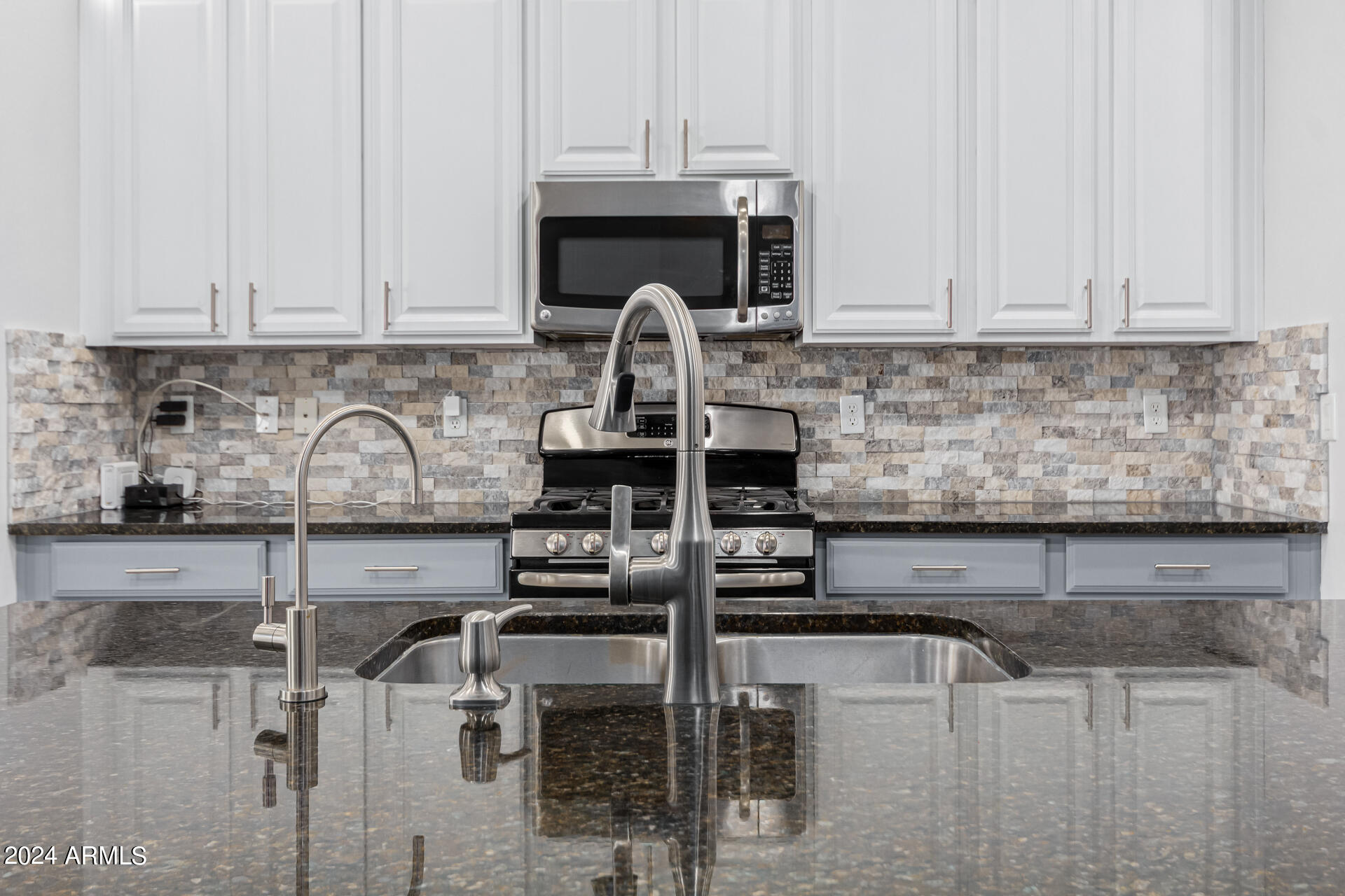 1069 E PERIWINKLE Way