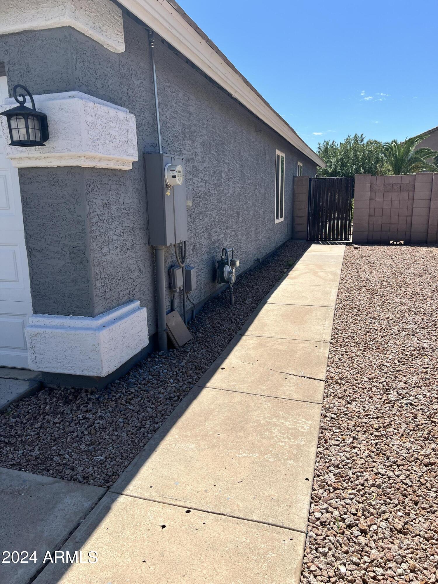 3955 E VAUGHN Avenue