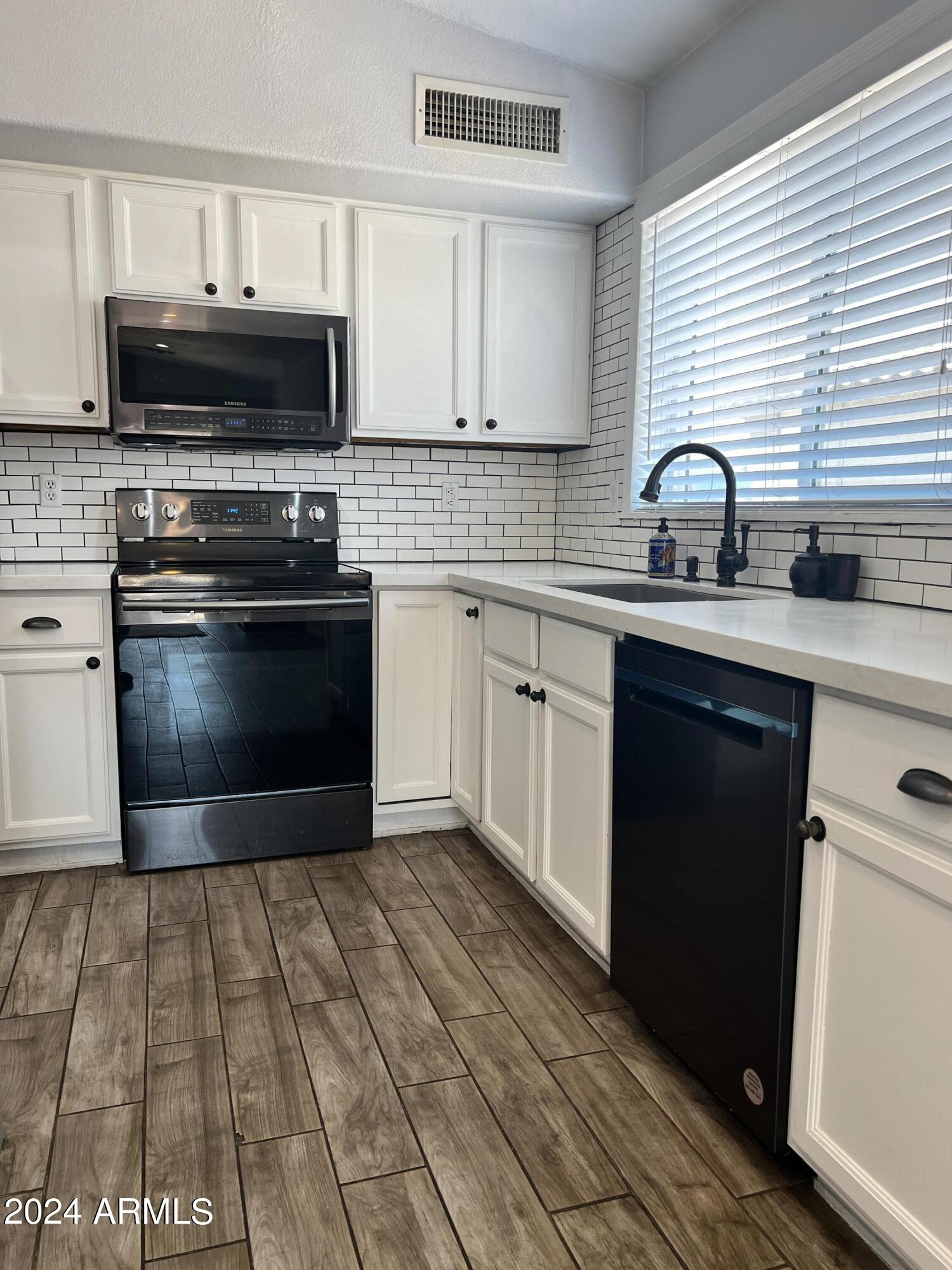 3955 E VAUGHN Avenue