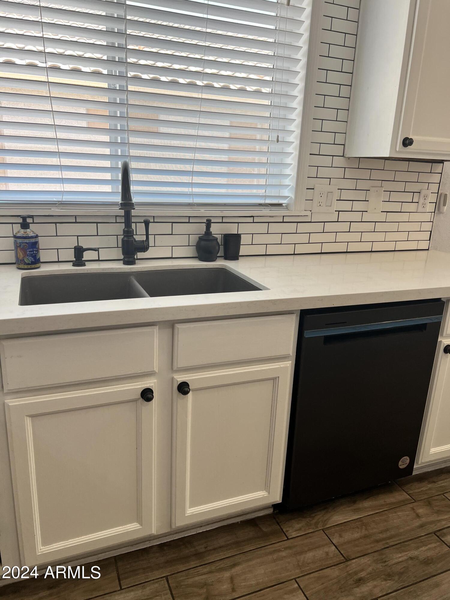 3955 E VAUGHN Avenue