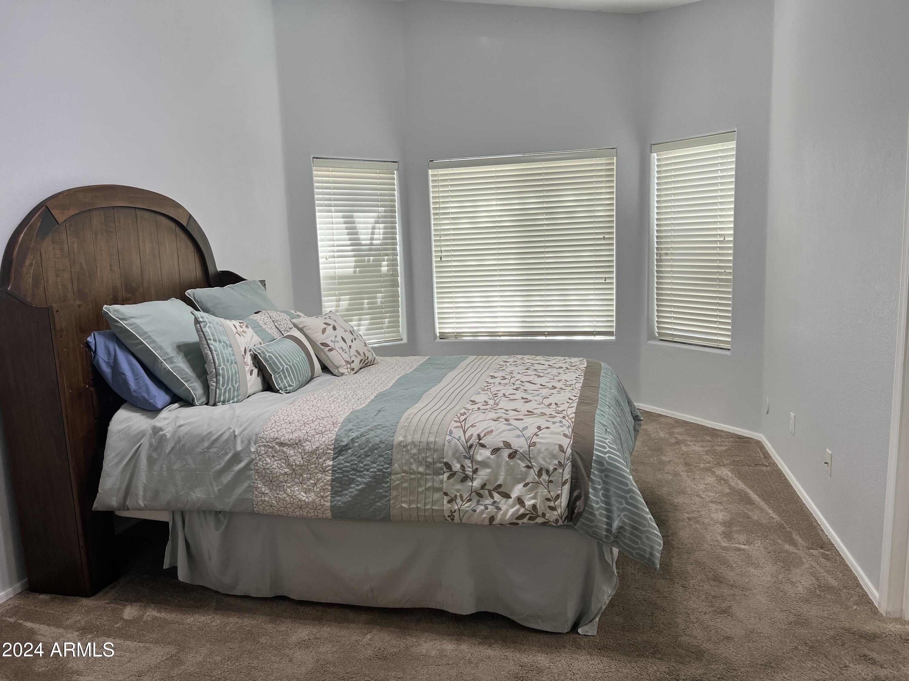 3955 E VAUGHN Avenue