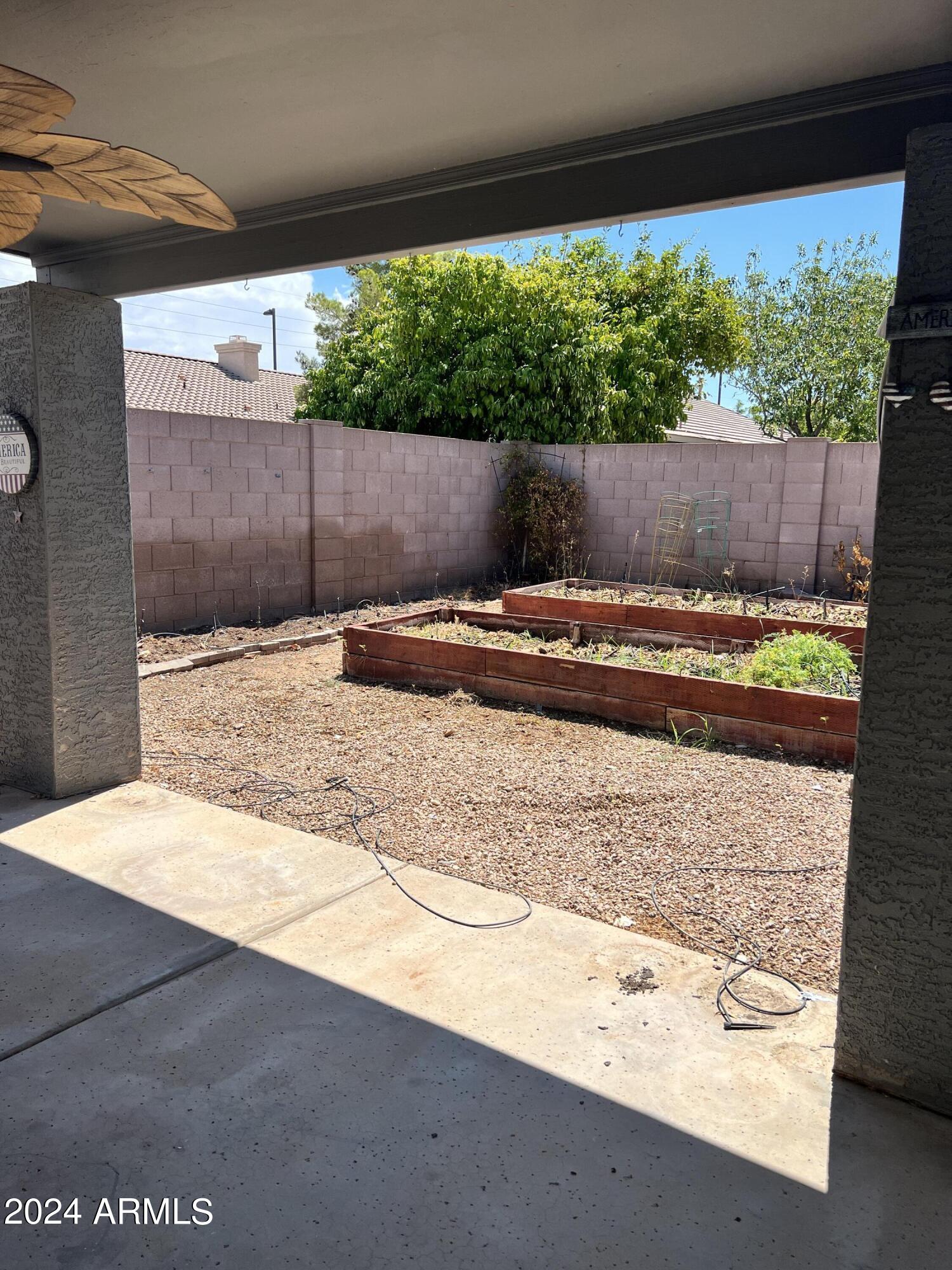 3955 E VAUGHN Avenue