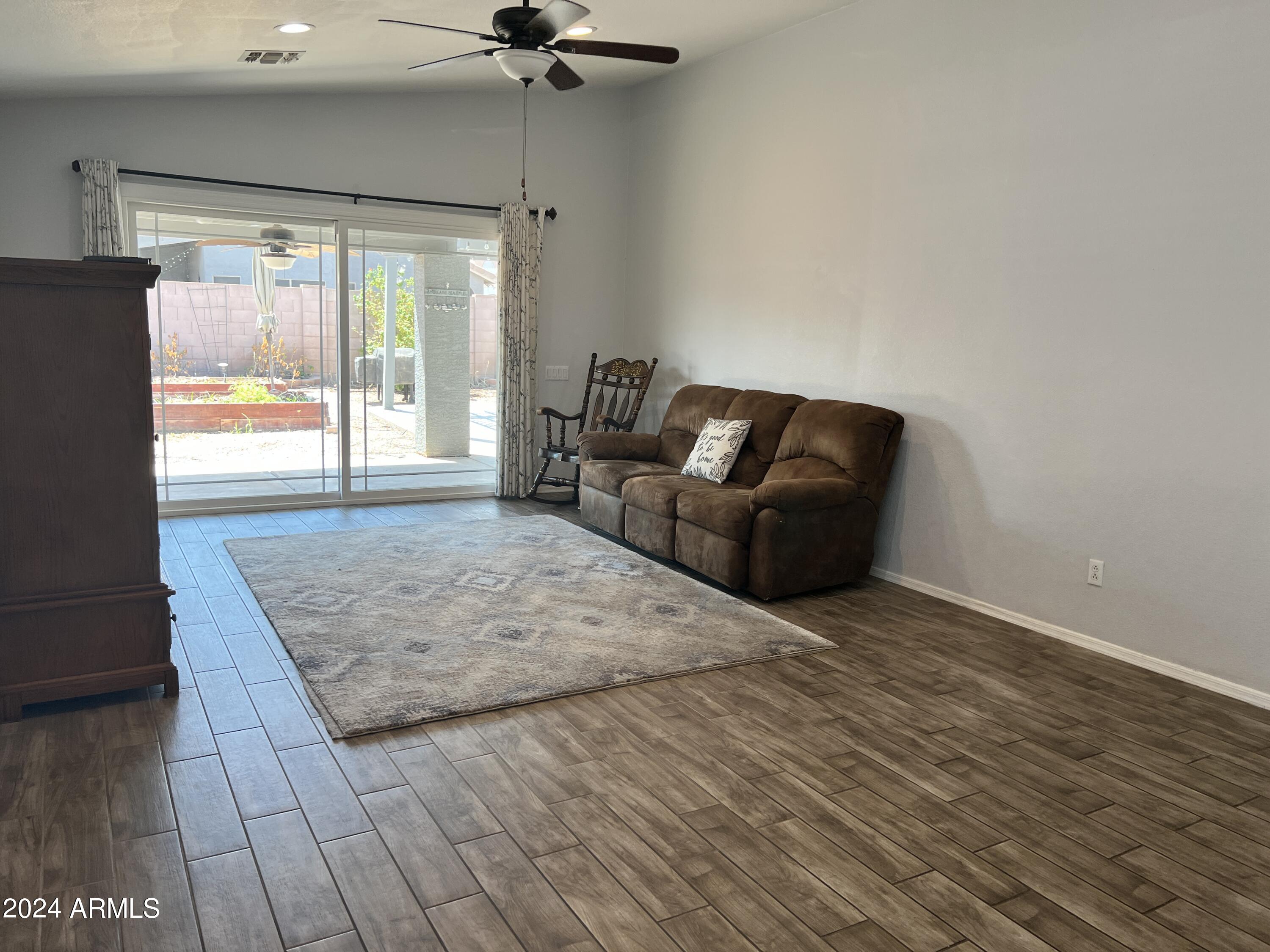 3955 E VAUGHN Avenue