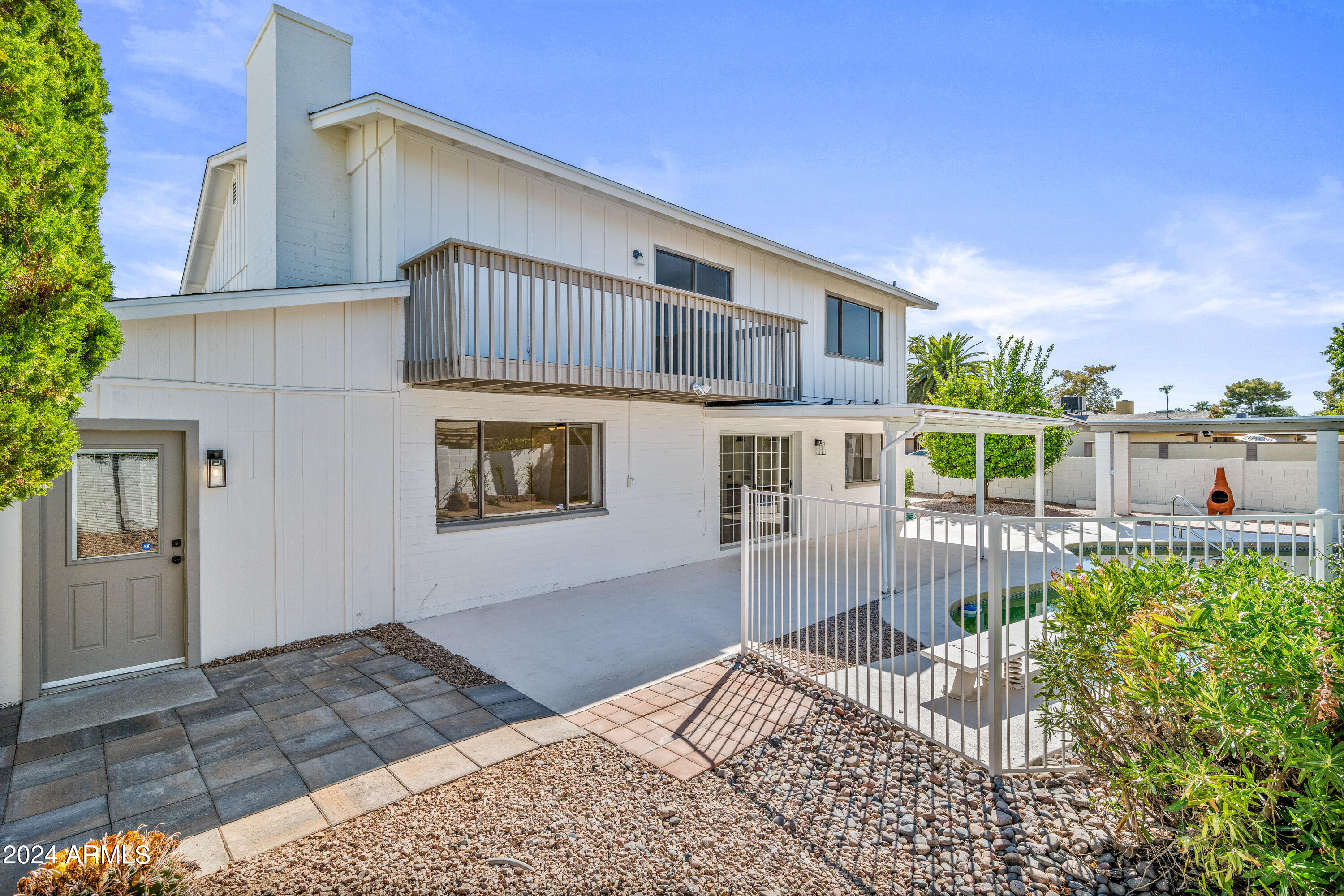 2366 W NARANJA Avenue