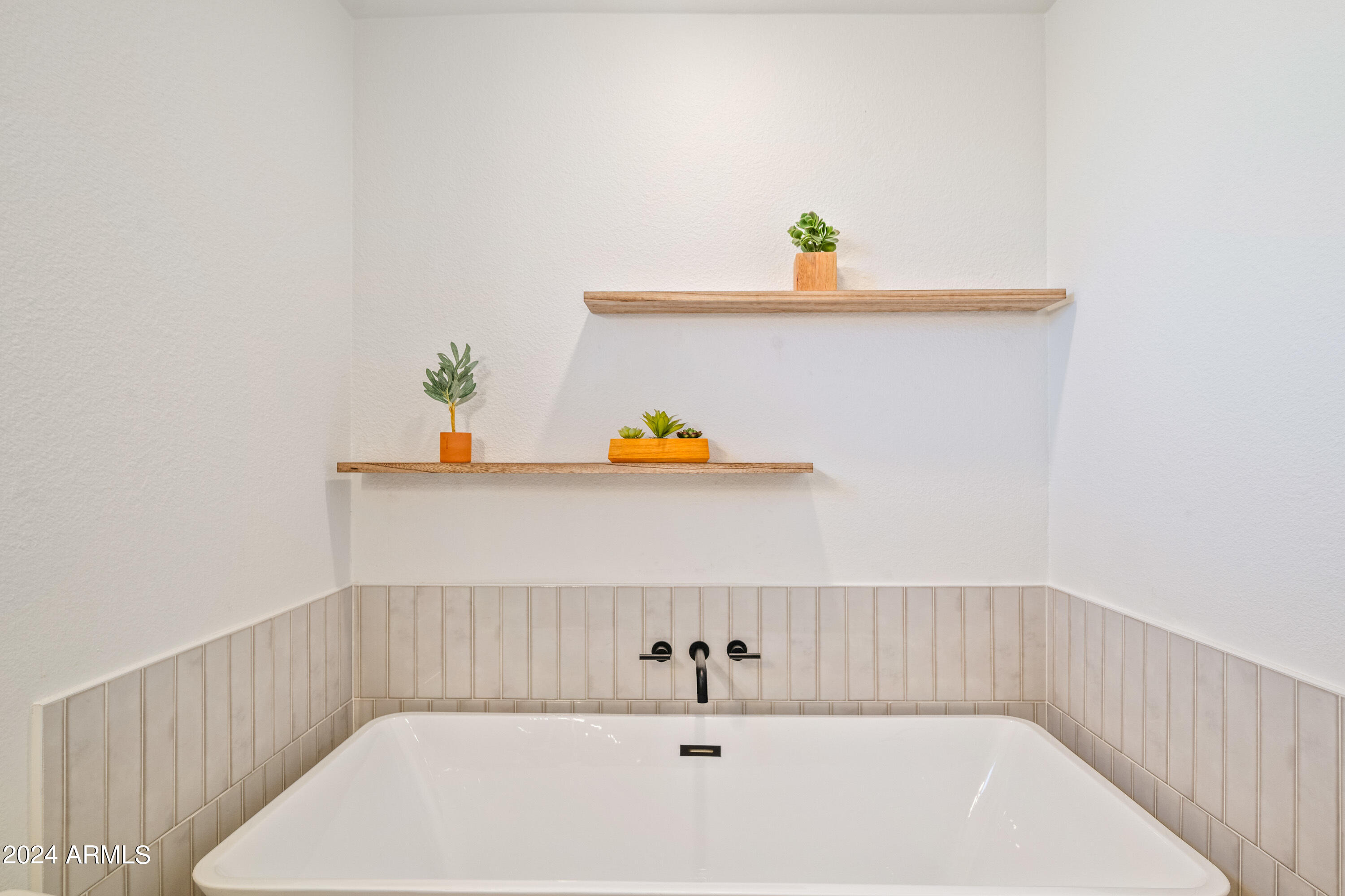 2366 W NARANJA Avenue