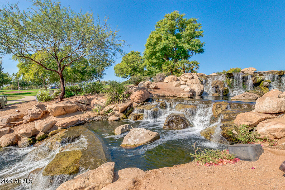 2359 N WRIGLEY Drive