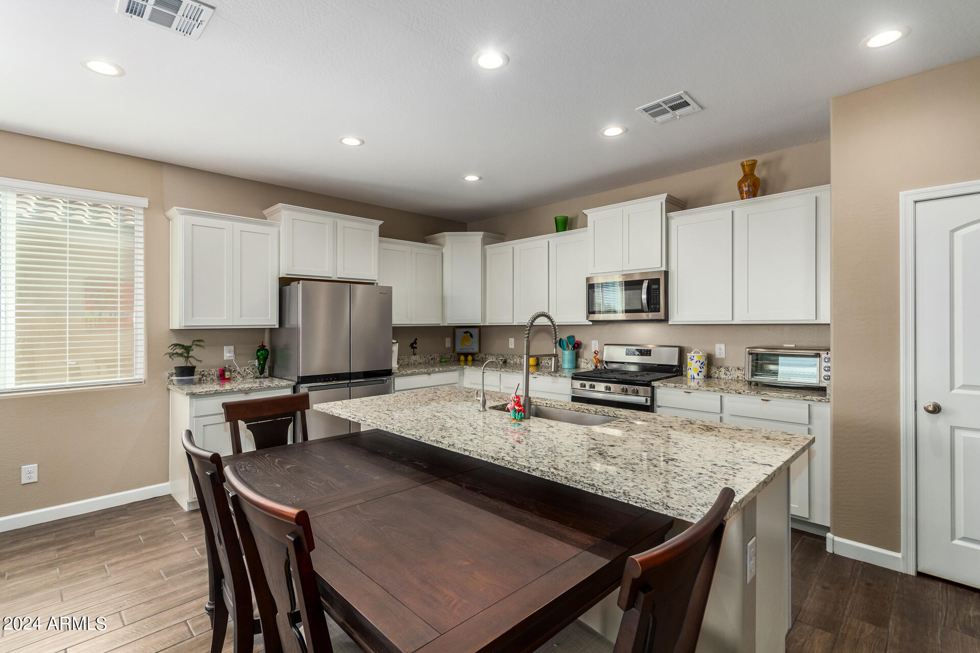 2359 N WRIGLEY Drive