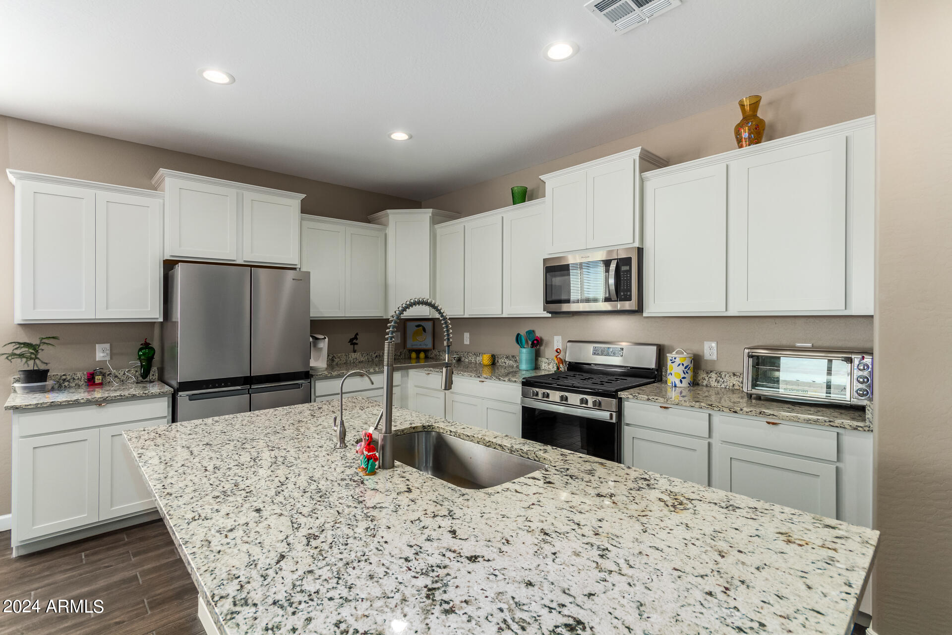 2359 N WRIGLEY Drive