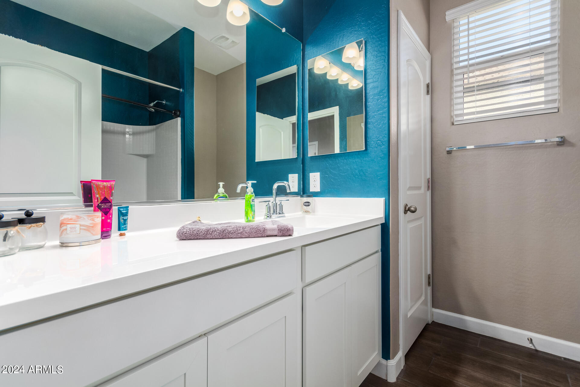 2359 N WRIGLEY Drive